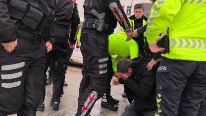 Polise direnen ehliyetsiz motosiklet sürücüsüne biber gazıyla müdahale