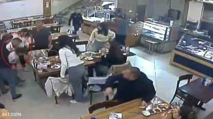 Restoranda nefes borusuna yiyecek kaçan çocuğu, Heimlich manevrasıyla kurtardı