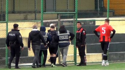 Sahaya girip orta hakeme yumruk atan futbolcu serbest kaldı, kulübüyle ilişiği kesildi