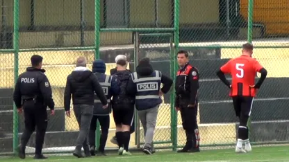 Sahaya girip orta hakeme yumruk atan futbolcu serbest kaldı, kulübüyle ilişiği kesildi