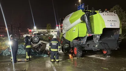 Taklalar atan otomobilin biçerdövere çarptığı kaza kamerada; 1 yaralı