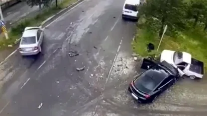 Tamir ettiği kamyonetine otomobil çarptı; araç ile direk arasına sıkışıp ağır yaralandı