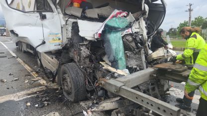 TIR, kırmızı ışıkta bekleyen tankere çarptı: 1 ölü